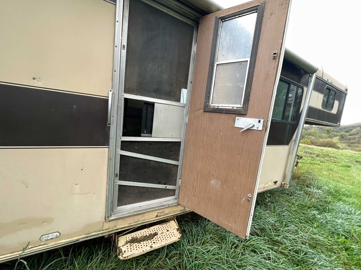 #8044-•-1986-3-horse-gooseneck-camper-trailer-(no-title)-image-55