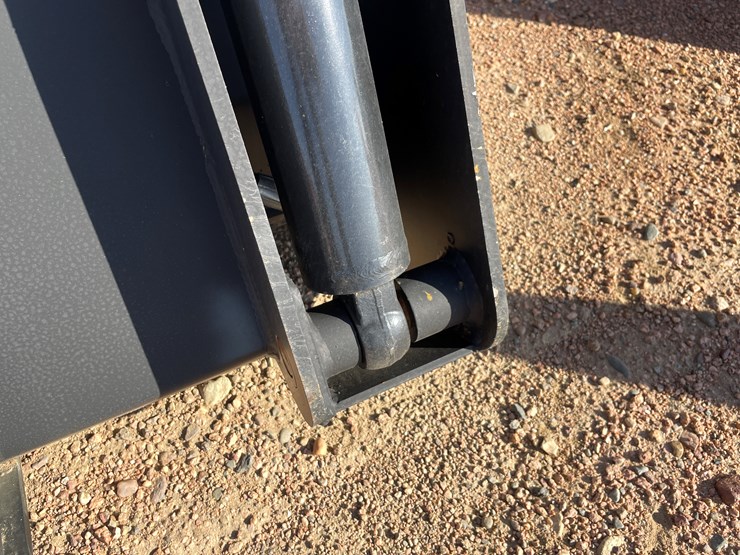 #4078-•-72"-4-in-1-bucket-attachment-image-11