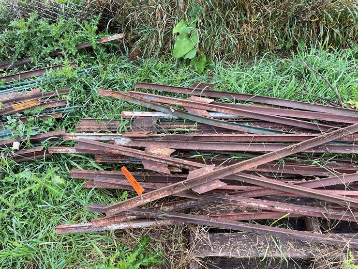 #9609-•-(2)-pallets-steel-t-posts-image-4