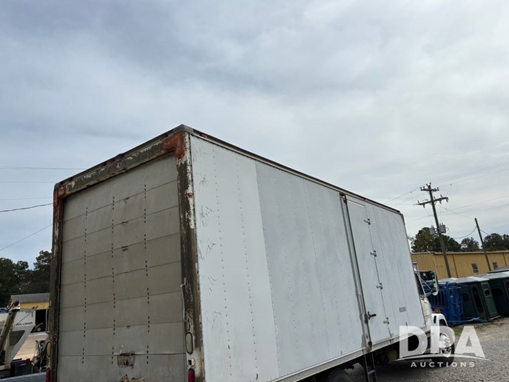 2000-freightliner-fl70-image-9