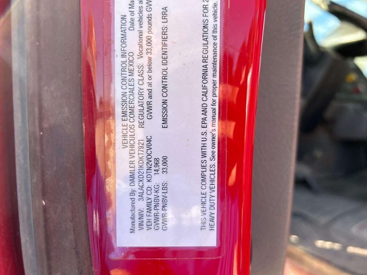 2019-freightliner-day-cab-image-5