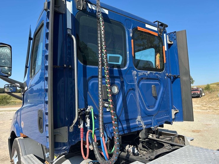 2021-freightliner-cascadia-116-image-19