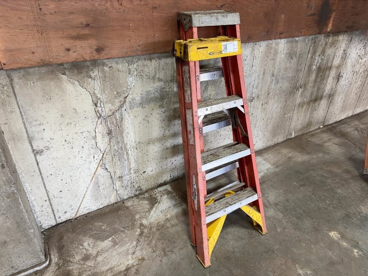 (2)-4'-fiberglass-step-ladders-image-2