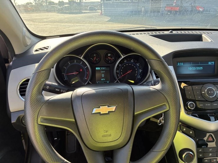 2014-chevrolet-cruze-sedan-image-14
