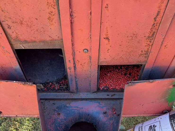 250-bushel-gravity-wagon-with-hyd.-j&m-seed-auger,-double-compartment,-double-door-image-10