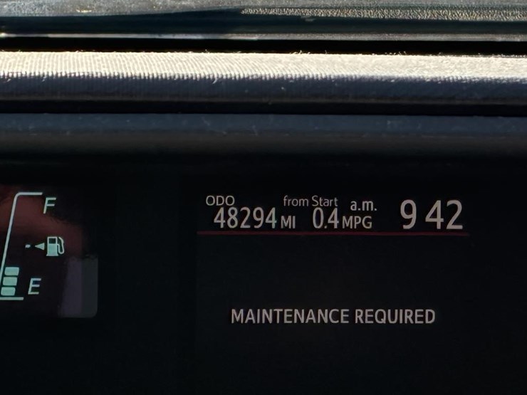 2014-toyota-prius-hatchback-image-15