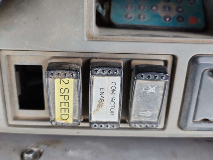 2013-john-deere-250g-excavator-image-20