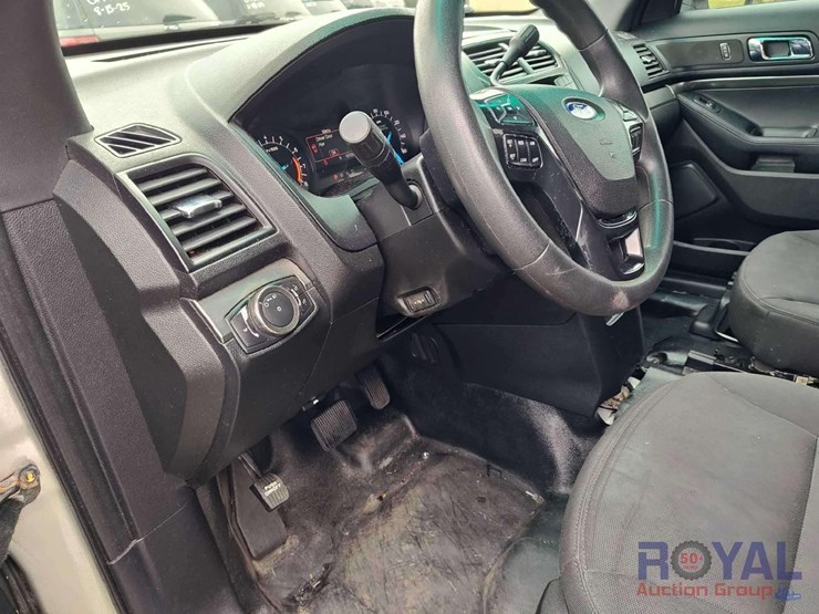 2016-ford-explorer-image-32