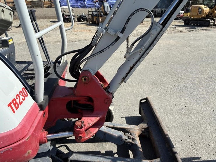 2016-takeuchi-tb230-image-12