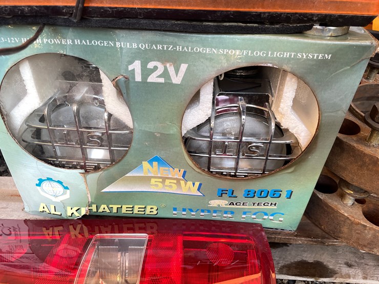 #5721-•-assorted-automotive-related-items-image-7