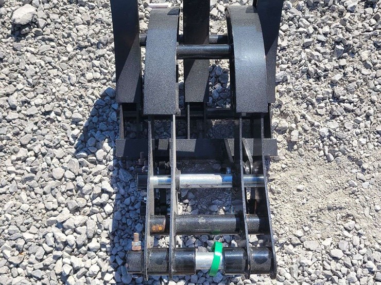 mini-excavator-grapple.-image-1