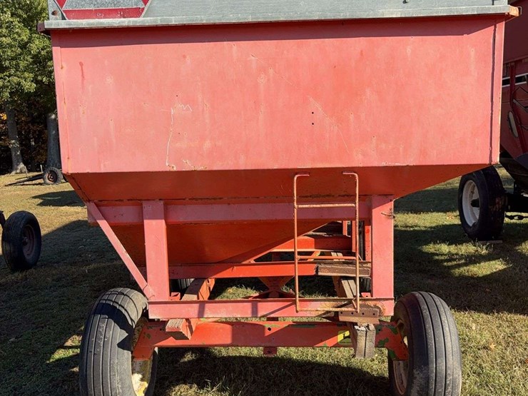 200-bushel-gravity-wagon-on-john-deere-gear-image-5