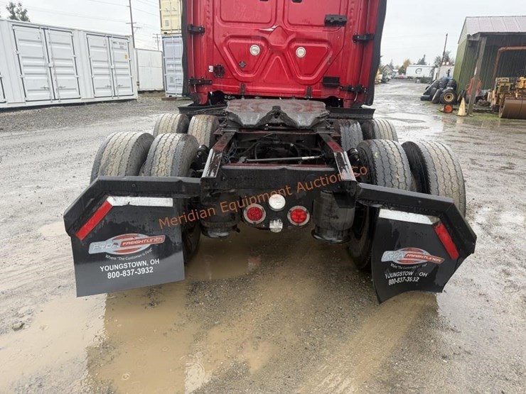 2015-freightliner-cascadia-113-image-11