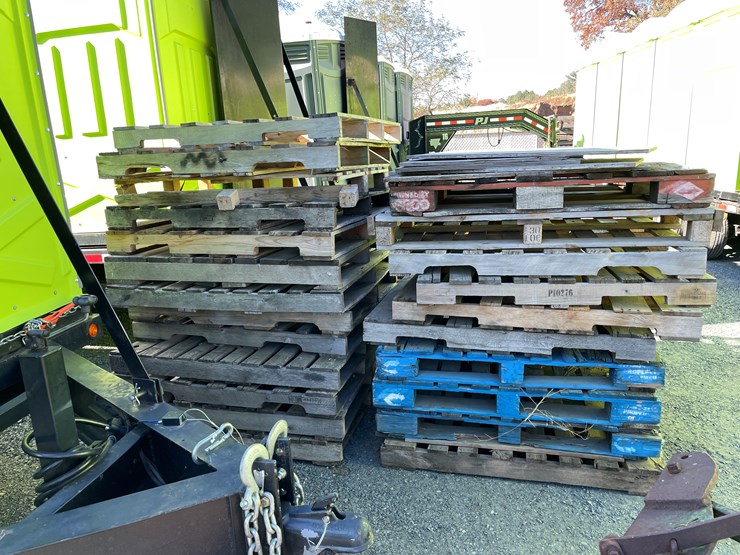 #5722-•-(2)-stacks-of-pallets-image-4