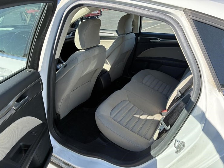 2017-ford-fusion-sedan-image-10