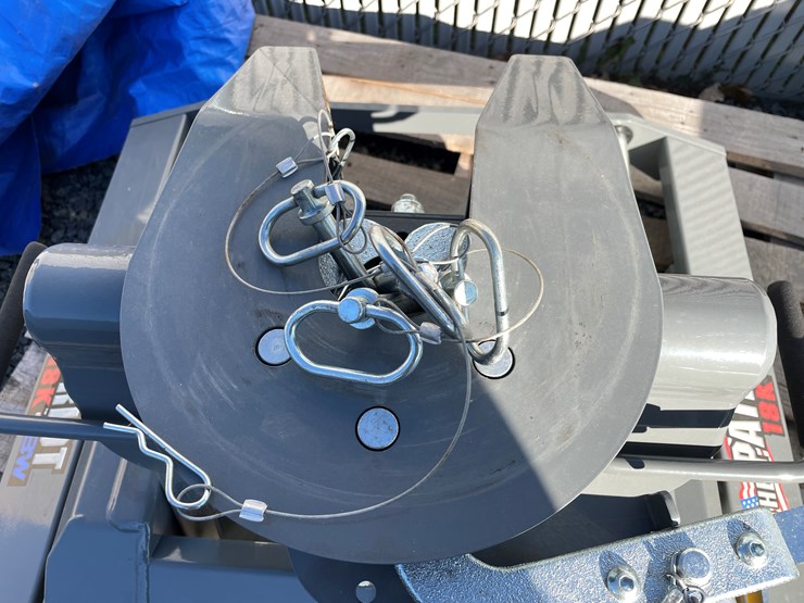 #5683-•-the-patriot-b&w-18,000lb-5th-wheel-hitch-with-universal-brackets-image-6