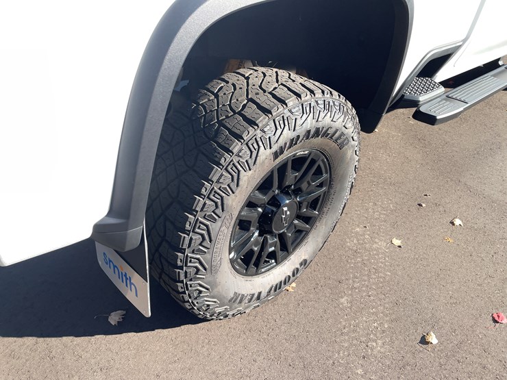 2025-chevrolet-silverado-image-40