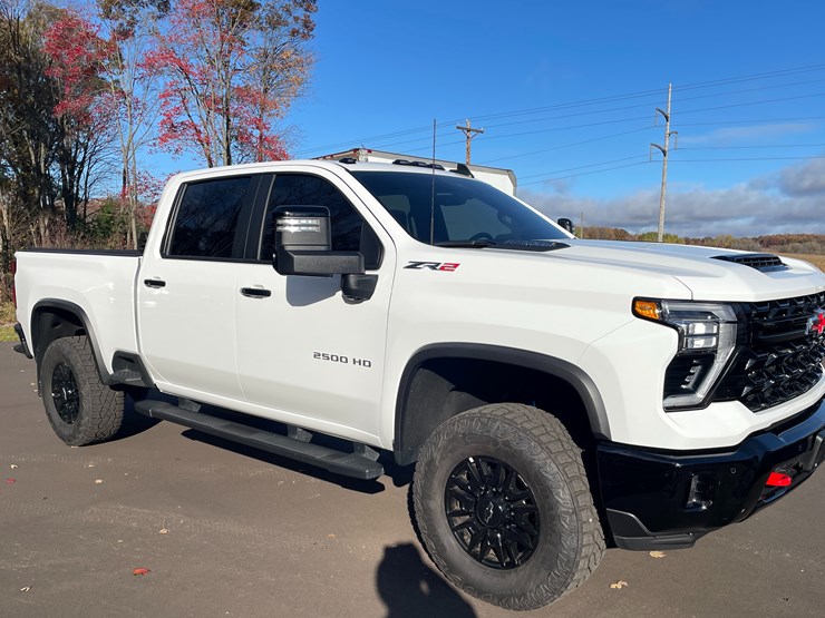 2025-chevrolet-silverado-image-4
