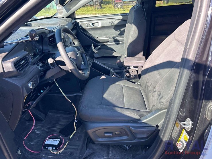 2022-ford-explorer-image-13