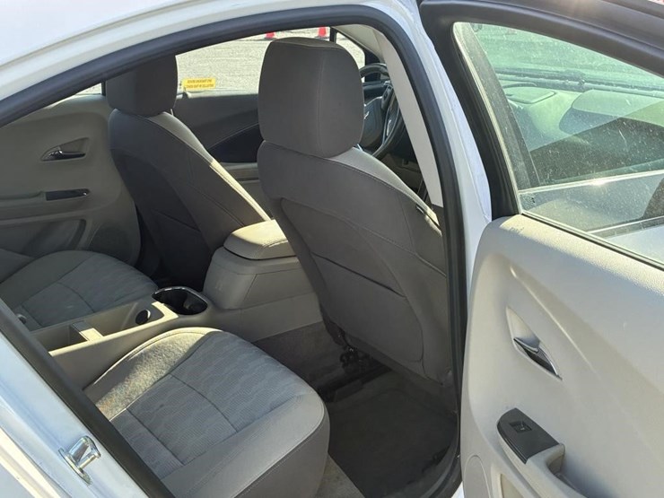 2014-chevrolet-volt-hatchback-image-13