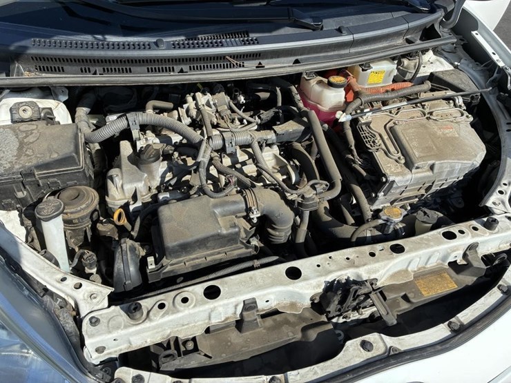 2014-toyota-prius-hatchback-image-6