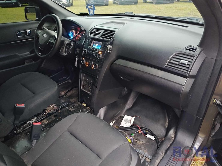 2016-ford-explorer-image-23