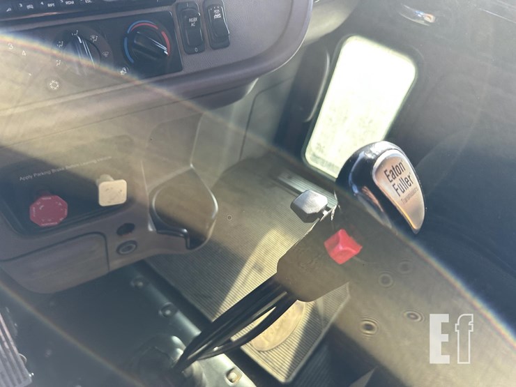 2014-peterbilt-386-image-25