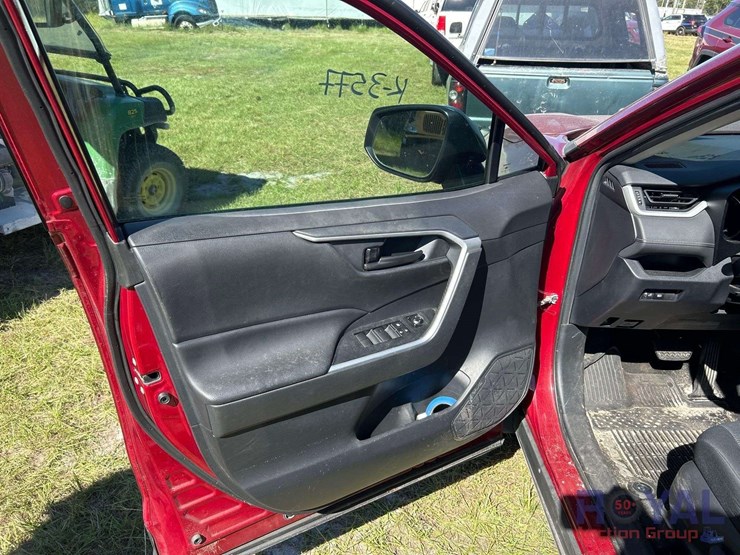 2019-toyota-rav4-le-image-13