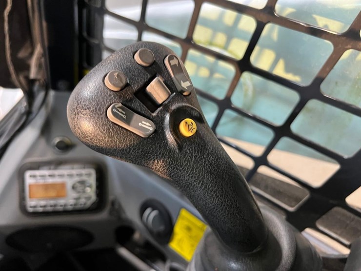 2021-bobcat-s590-image-23