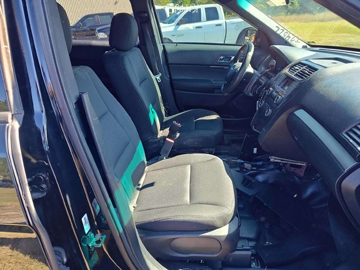 2016-ford-explorer-image-21