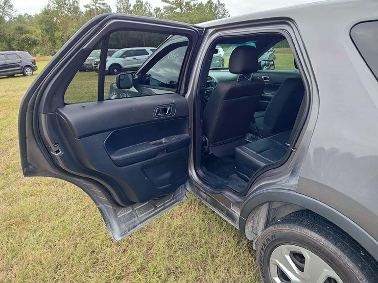 2016-ford-explorer-image-30