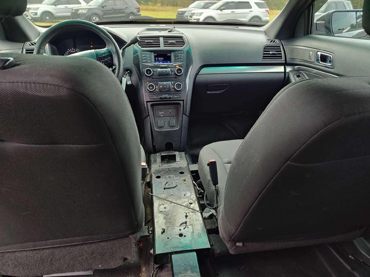 2016-ford-explorer-image-39