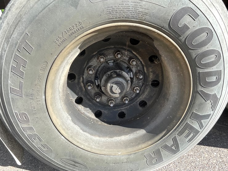 1996-utility-53'-image-45