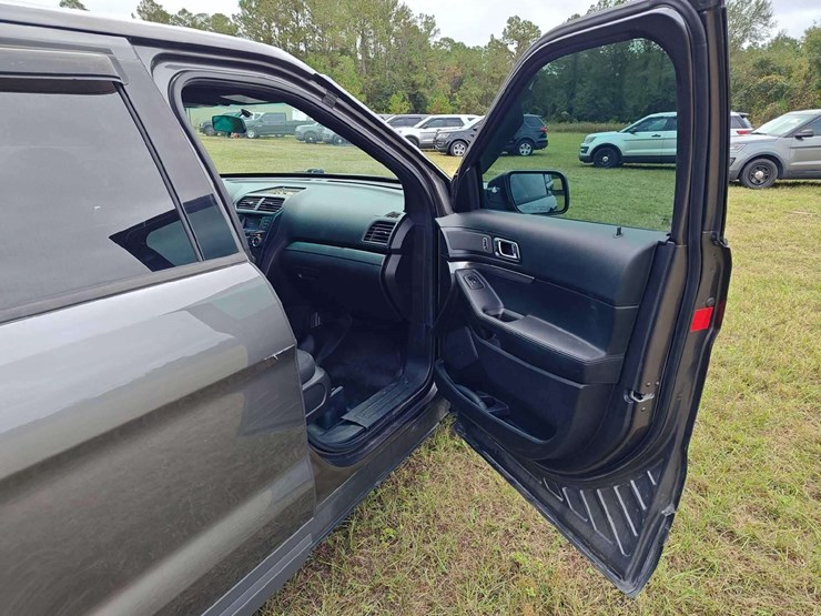 2017-ford-explorer-image-40