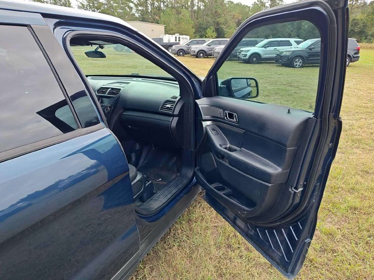 2016-ford-explorer-image-26