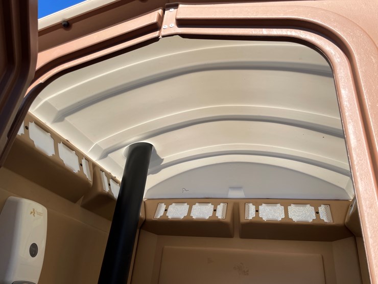 #5661-•-satellite-ind.-inc.-porta-potty-image-8