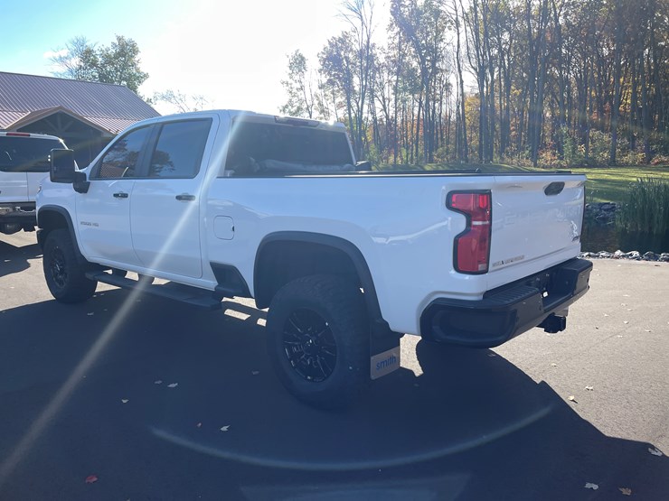 2025-chevrolet-silverado-image-8