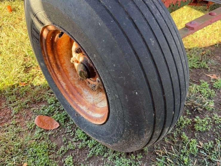 200-bushel-gravity-wagon-on-john-deere-gear-image-11