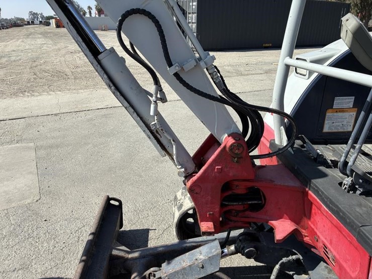 2016-takeuchi-tb230-image-11