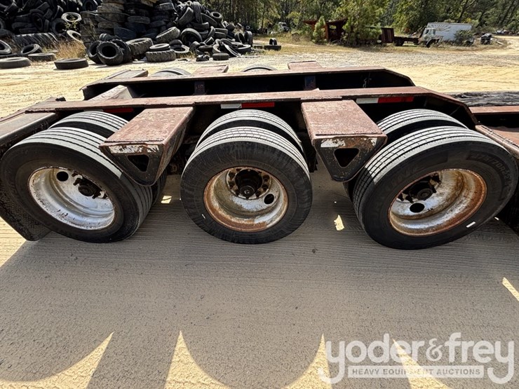 trailking-advantage-series-tri-axle-lowboy-image-10