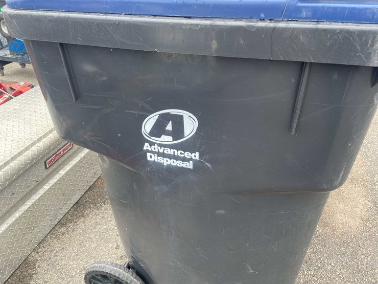 #14072-•-(2)-trash-cans-and-a-pair-of-plastic-sawhorses-(o3)-image-10