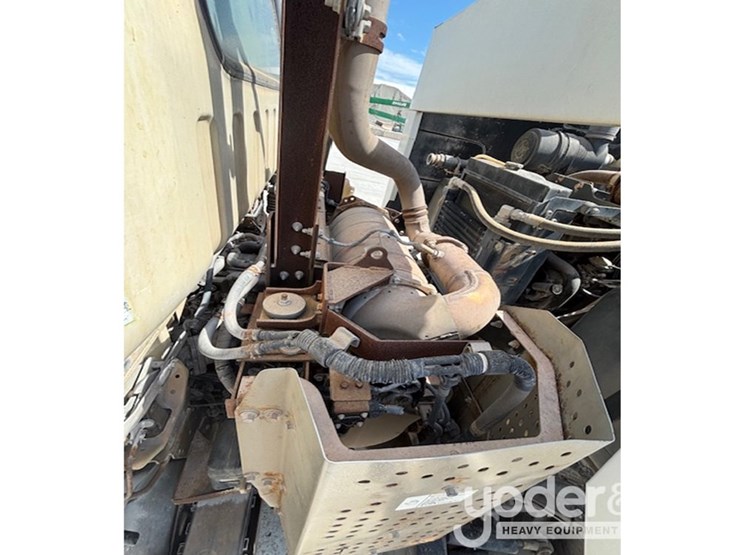 2014-isuzu-nqr-image-18