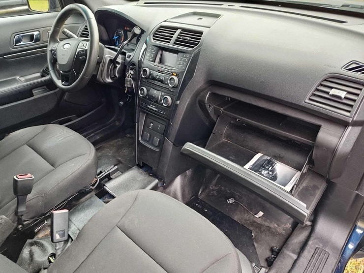 2016-ford-explorer-image-22