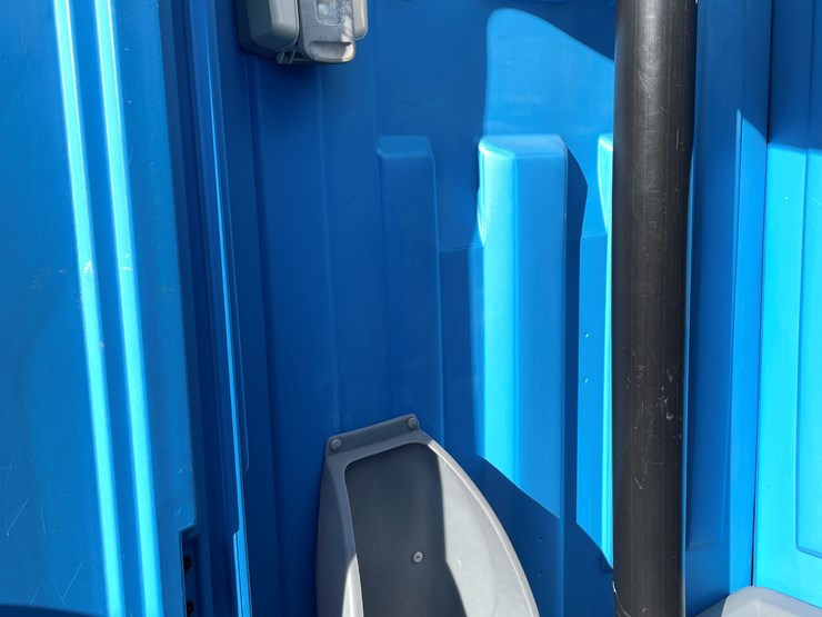 #5664-•-satellite-ind.-inc.-porta-potty-image-4