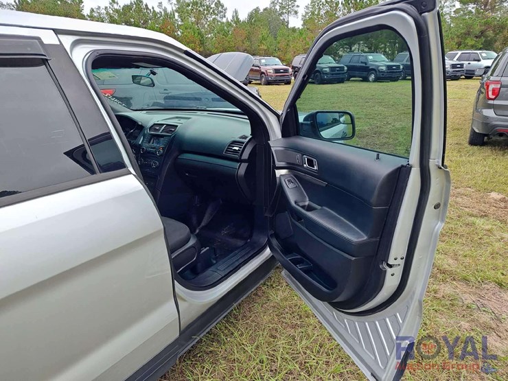 2016-ford-explorer-image-40