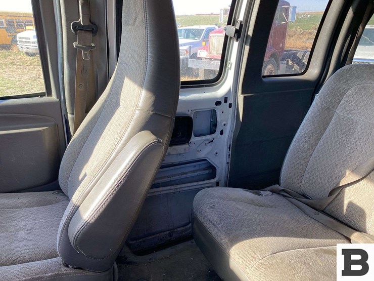 2017-chevrolet-express-3500-image-14