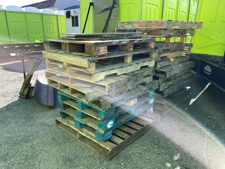 #5722-•-(2)-stacks-of-pallets-image-2