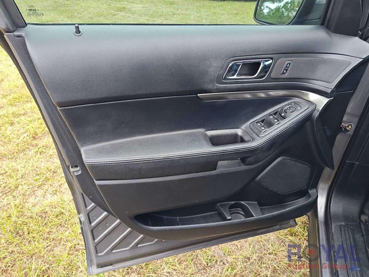 2016-ford-explorer-image-37