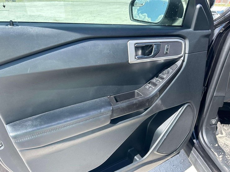 2020-ford-explorer-image-11