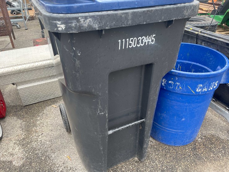 #14072-•-(2)-trash-cans-and-a-pair-of-plastic-sawhorses-(o3)-image-9